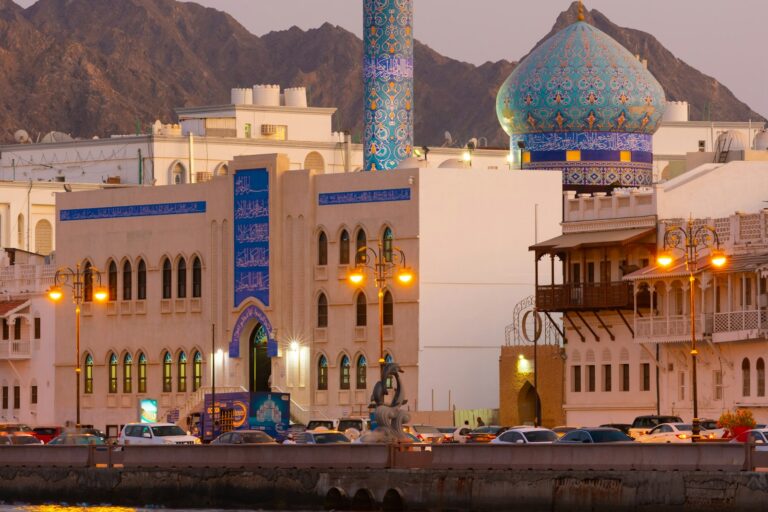جامع اللواتيا على كورنيش مطرح في مسقط